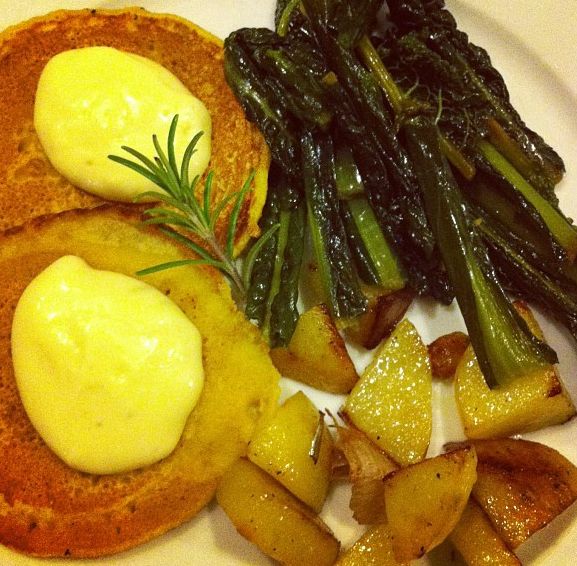 Frittelle di ceci con maionese di soia, cavolo nero e patate arrosto