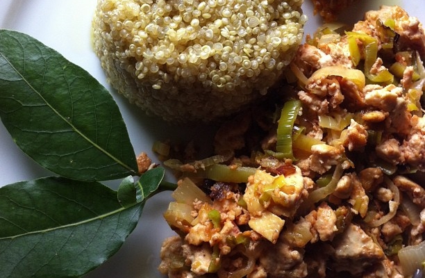 Tofu strapazzato con porri, spezie tandoori e quinoa