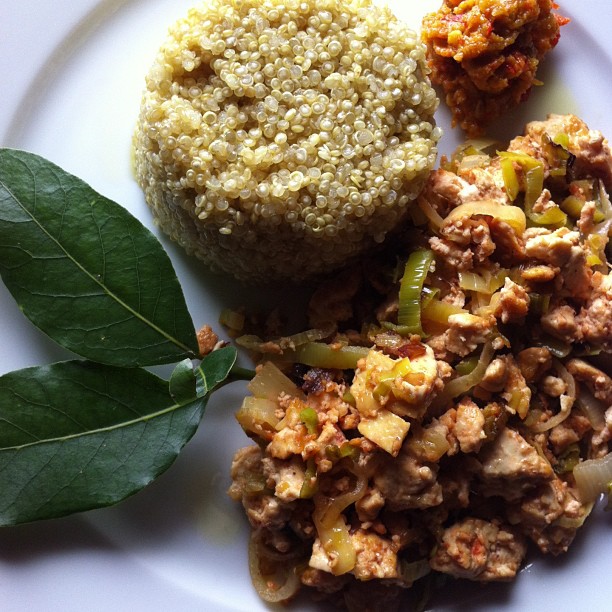 Tofu strapazzato con porri, spezie tandoori e quinoa