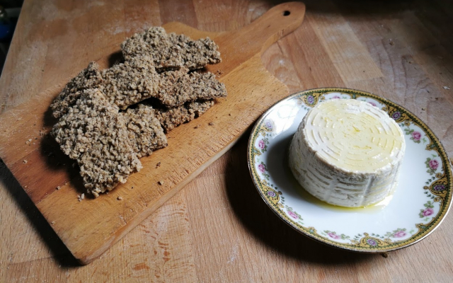 Ricotta romana vegan e crackers